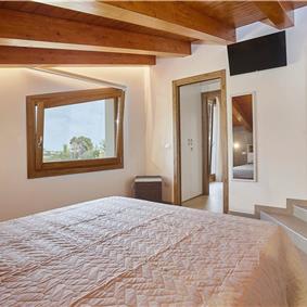 4 bedroom villa with pool, Castellammare del Golfo, sleeps 8-9